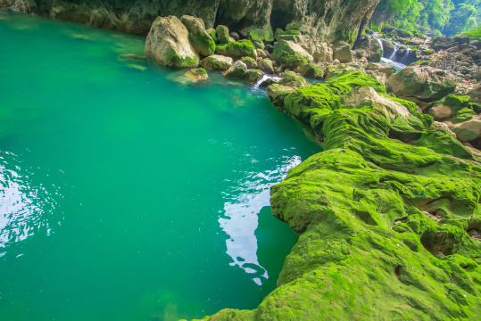 中国贵州黔南荔波县大七孔景区内的溪谷风光