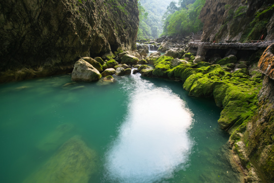 中国贵州黔南荔波县大七孔景区内的溪谷风光