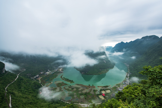 云雾笼罩中的广西河池市东兰县红水河第一湾