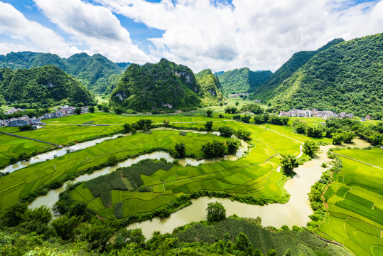 广西河池市东兰县夏日晴天的太极田景观