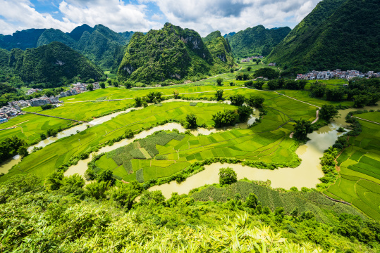广西河池市东兰县夏日晴天的太极田景观