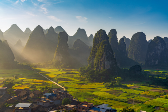 中国广西桂林东山村日出时分的乡村风光