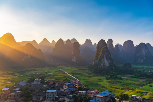 中国广西桂林东山村日出时分的乡村风光