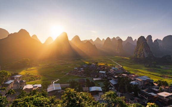 中国广西桂林东山村日出时分的乡村风光