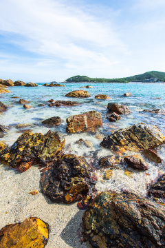 中国深圳东涌海岸蓝天白云下的礁石与大海