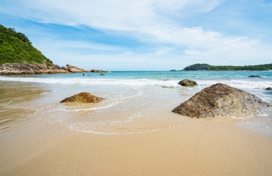 中国深圳东涌海岸夏日海浪与蓝天白云