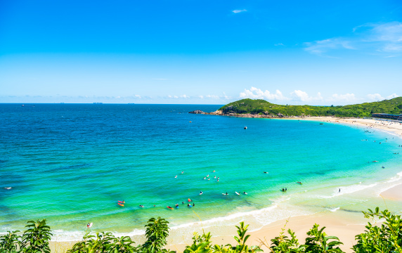 深圳东涌夏日晴天下的蔚蓝海岸线