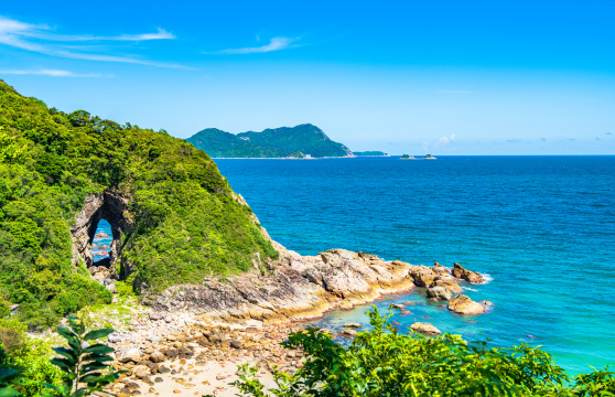 深圳东涌夏日晴天下的蔚蓝海岸线