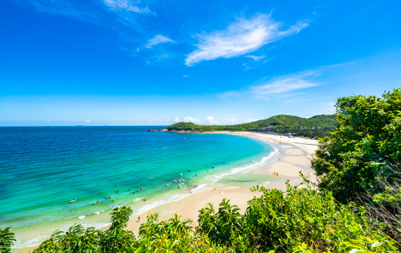 深圳东涌夏日晴天下的蔚蓝海岸线