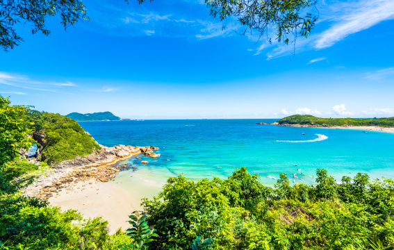 深圳东涌夏日晴天下的蔚蓝海岸线