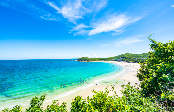深圳东涌夏日晴天下的蔚蓝海岸线