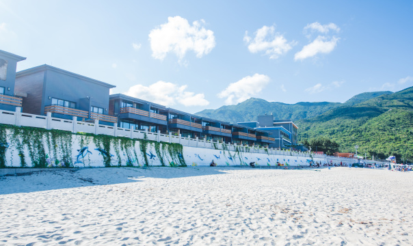 深圳东涌夏日晴天下的蔚蓝海岸线