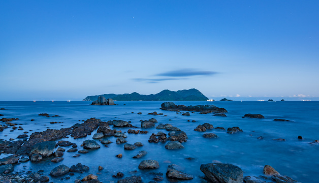 深圳东涌海岸夏天日出前的蓝调美景