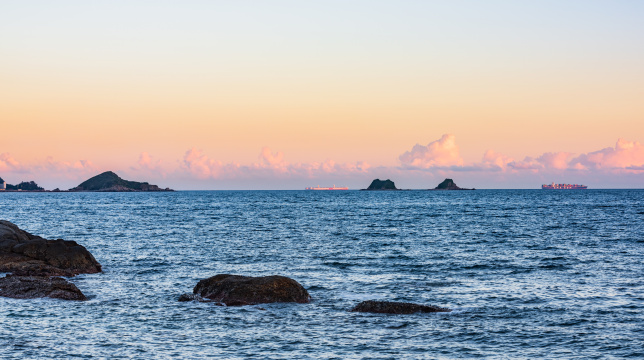 深圳大鹏半岛东冲海岸观三门岛的清晨