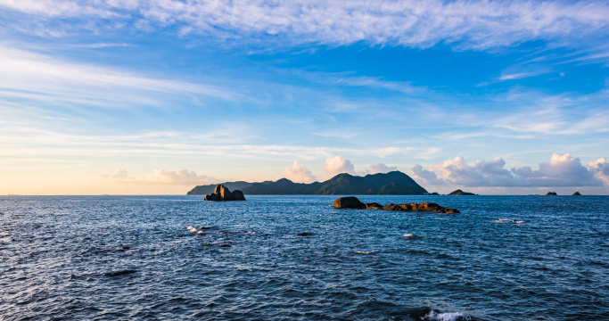 深圳大鹏半岛东冲海岸观三门岛的清晨