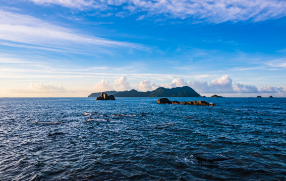 深圳大鹏半岛东冲海岸观三门岛的清晨