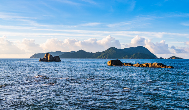 深圳大鹏半岛东冲海岸观三门岛的清晨