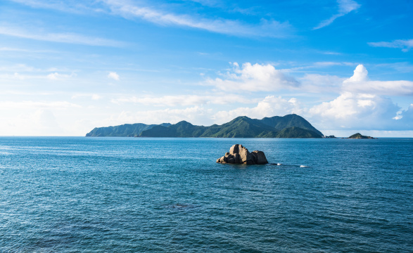 深圳大鹏半岛东冲海岸观三门岛的清晨