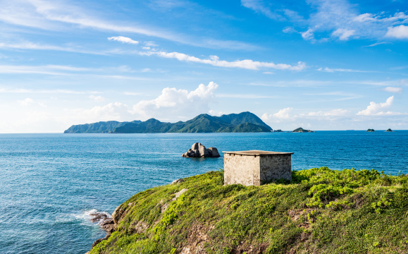 深圳东涌海岸小屋与远处的三门岛