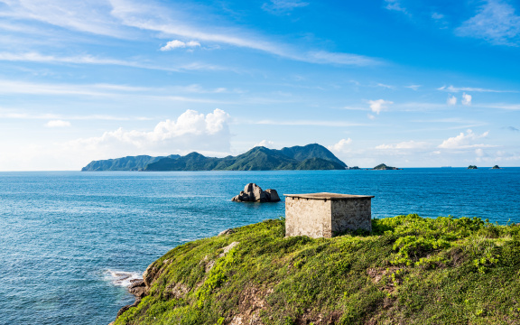 深圳东涌海岸小屋与远处的三门岛