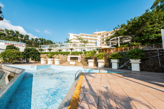 中国深圳南澳海贝湾夏日海滨风光