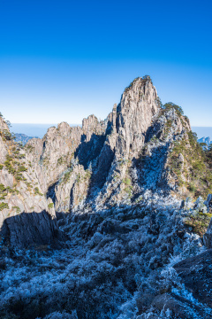 中国安徽黄山风景区冬季的群山与雾凇