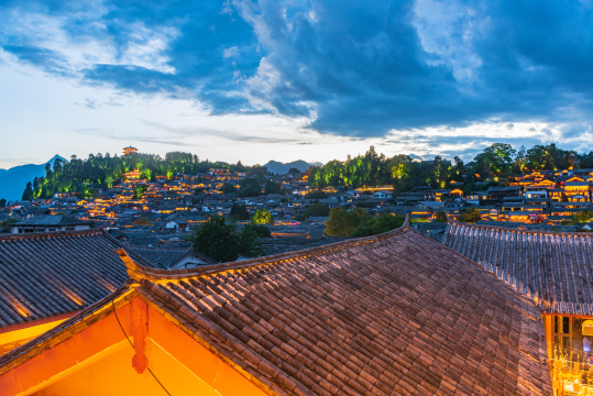 云南丽江大研古镇大研花巷的蓝调夜景