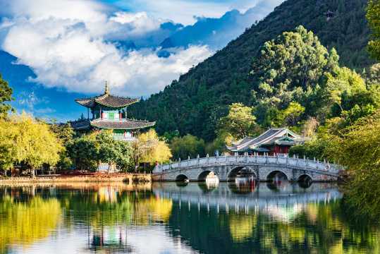 云南丽江黑龙潭公园的清晨美景