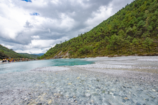 丽江玉龙雪山景区里的蓝月谷