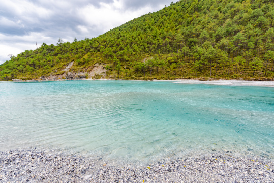 丽江玉龙雪山景区里的蓝月谷