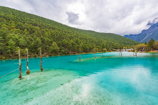 丽江玉龙雪山景区里的蓝月谷