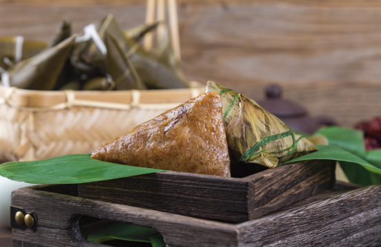 端午节美食粽子咸鸭蛋摄影图