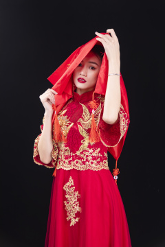 穿着中式秀禾服的女性结婚人像