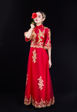 穿着中式秀禾服的女性结婚人像