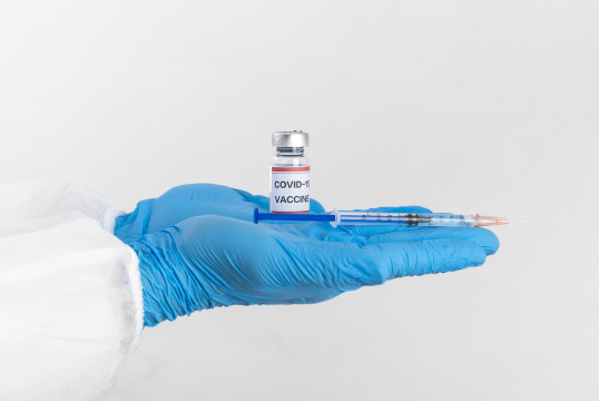 纯色背景下的疫苗和注射器