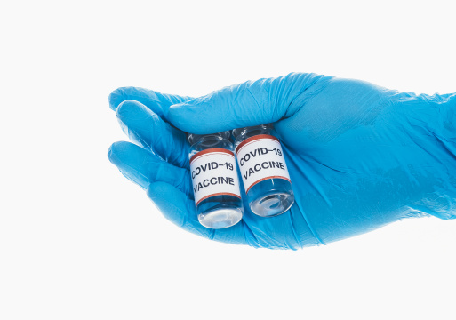 纯色背景下的疫苗和注射器