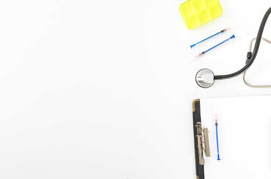 纯色背景下的疫苗和注射器