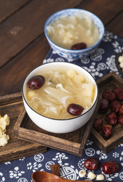 滋补红枣银耳莲子羹