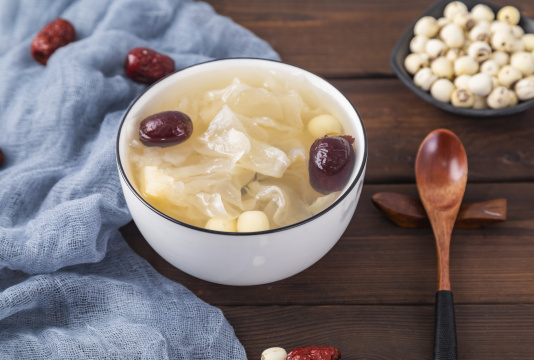 滋补红枣银耳莲子羹