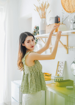 厨房里穿着格子短袖的女孩