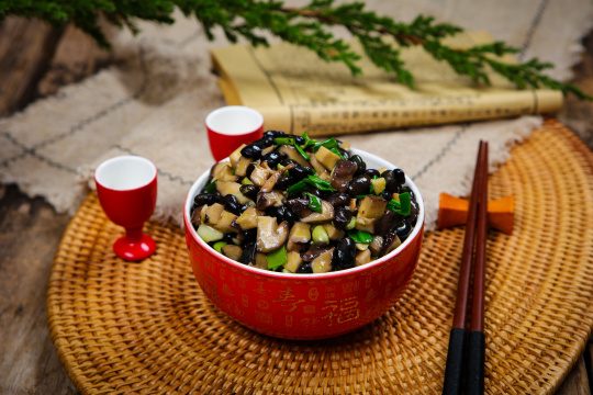 黑豆炒香菇