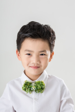 白色背景下可爱的中国小男孩肖像