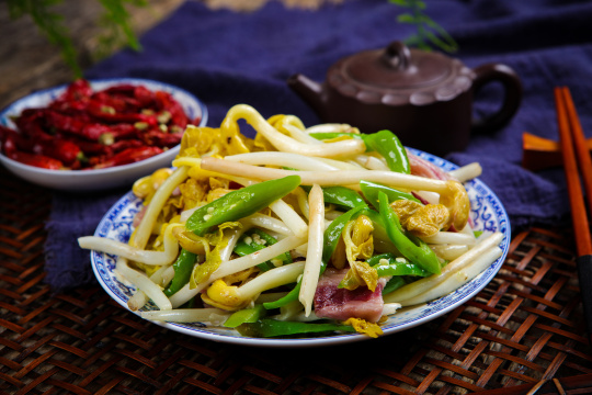 花生苗炒腊肉