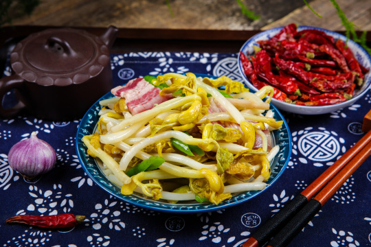 花生苗炒腊肉