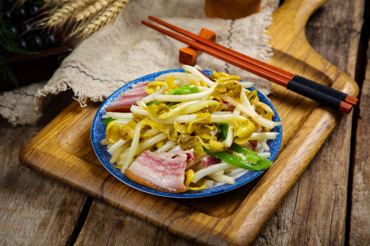 花生苗炒腊肉