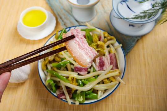 花生苗炒腊肉