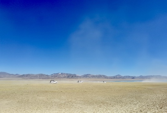 蓝天映衬下的沙漠风光