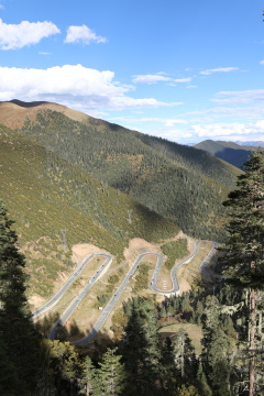 中国四川甘孜天路十八弯