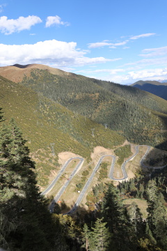 中国四川甘孜天路十八弯