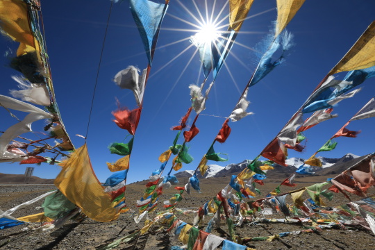 中国西藏高原上的经幡